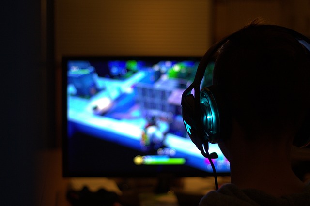 Boost dit spil med det ultimative gamer setup: Gamerbord og høretelefoner